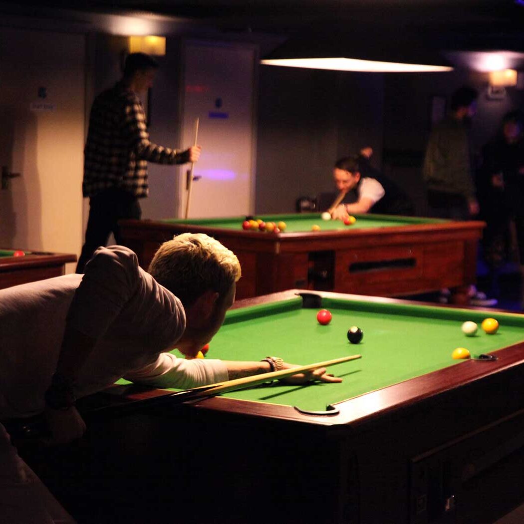 Pool-room-player-p2